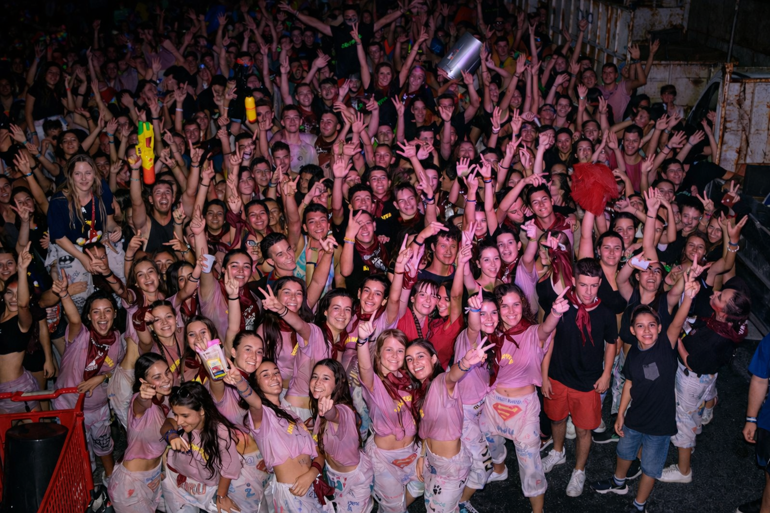 Gran variedad de colores para que tu peña destaque en el chupinazo o el desfile. Descuentos por volumen.